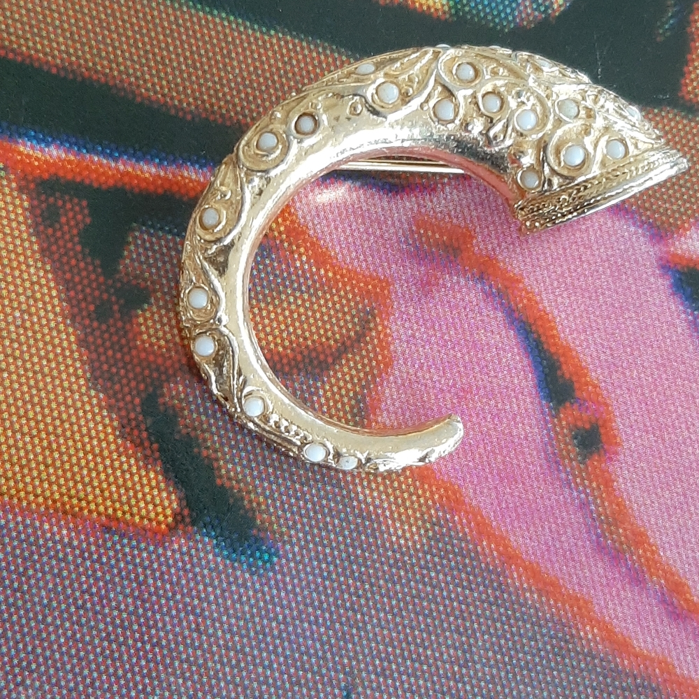 Vintage • '70s DeNicola Etruscan ram's horn pin